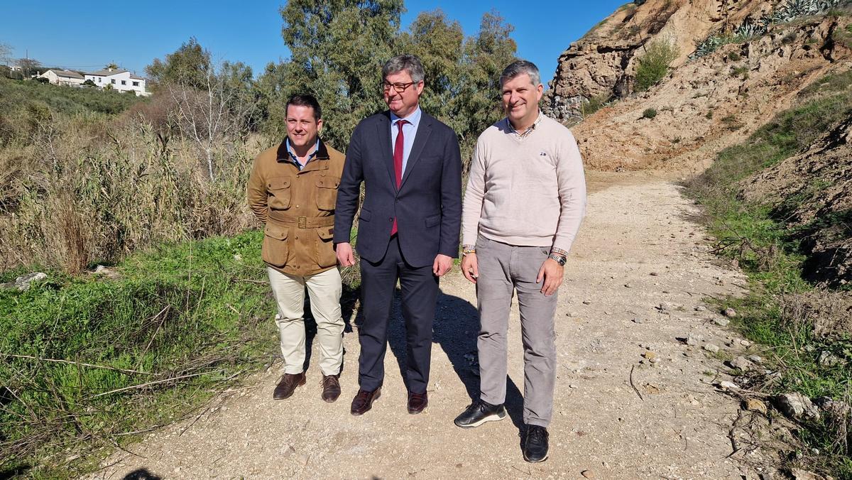 Representantes institucionales durante su visita a fincas agrícolas en Puente Genil.