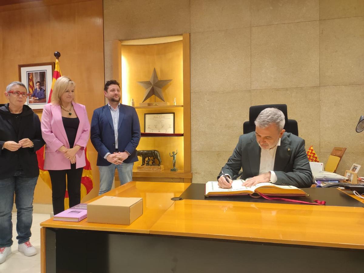 Firma del libro de honor del Ayuntamiento de Tarragona por parte del alcalde de Barcelona, en el despacho de Rubén Viñuales.