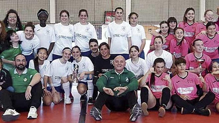 Imagen de todas las jugadoras que participaron en el torneo de fÃºtbol sala que organizÃ³ el Son Oliva antes del confinamiento.
