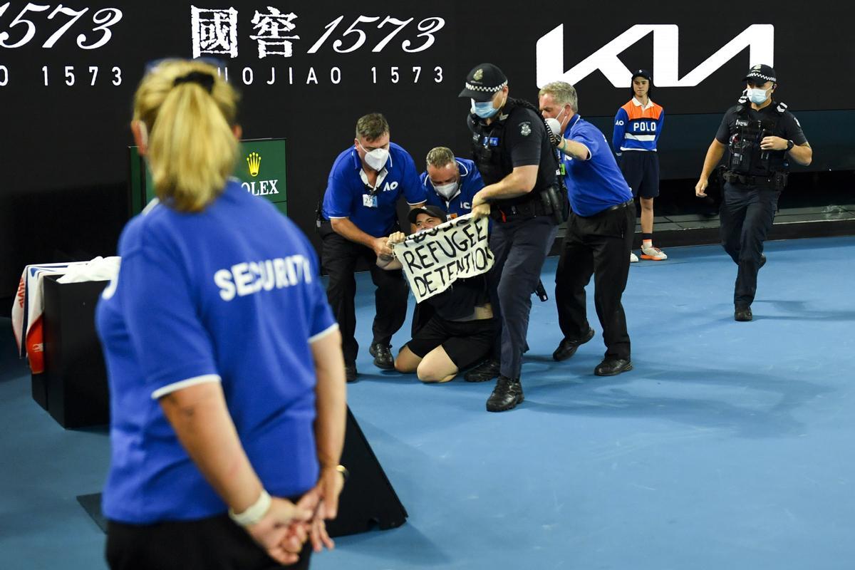 Una espectadora interrumpe la final del Abierto de Australia