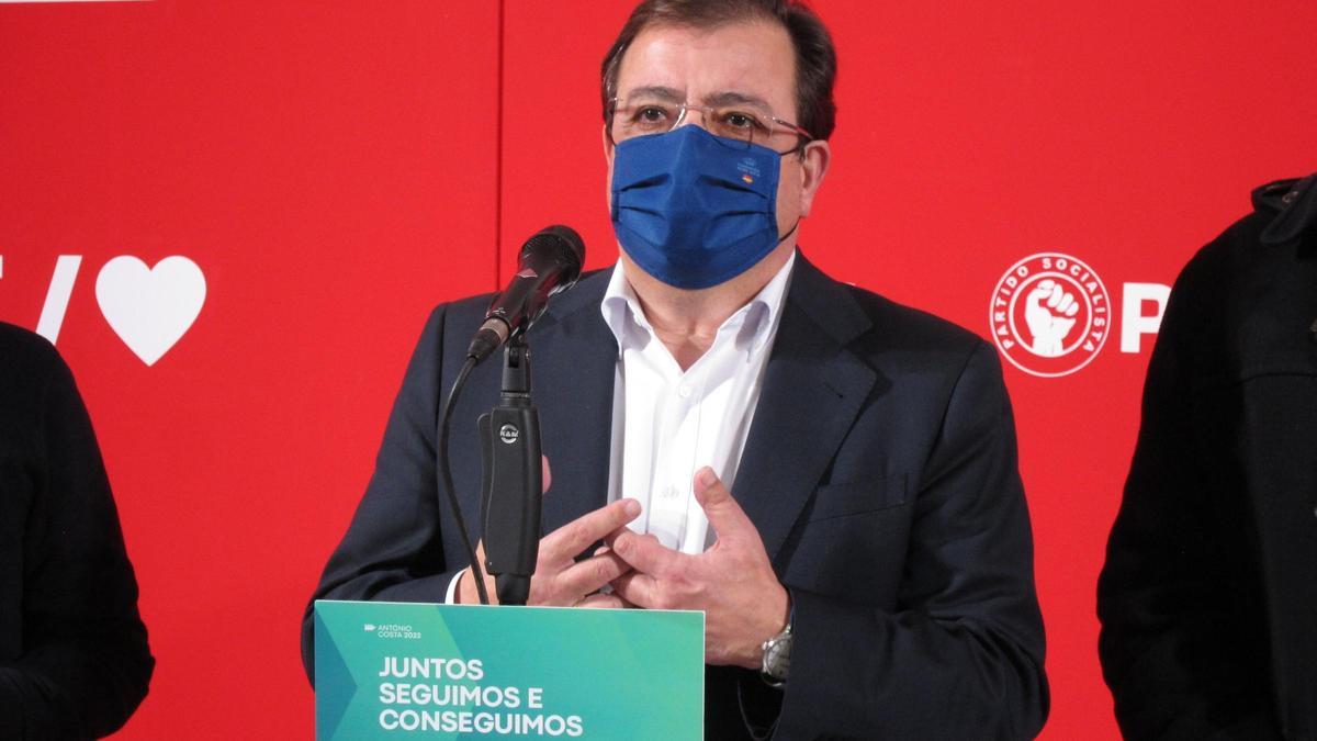 El presidente de la Junta y secretario general del PSOE extremeño, Guillermo Fernández Vara, en rueda de prensa tras reunirse con el secretario de Estado de Planificación del Gobierno de Portugal, Ricardo Pinheiro.