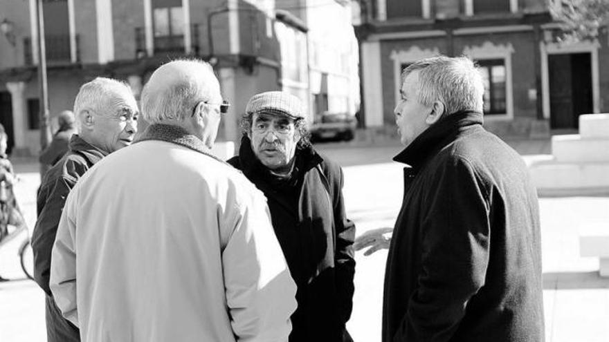 El alcalde de Castroverde, en el centro, con otros regidores de Tierra de Campos en una reunión de la mancomunidad.