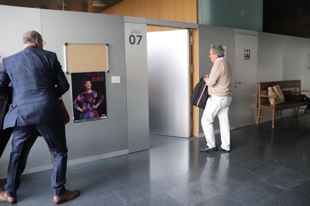 El abogado Jorge Temes, que representa a la familia de Manuel, entrando a la declaración del arquitecto, el pasado septiembre.