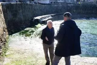 Vecinos de Pescadoira alertan de las grietas y fisuras en el muro del acceso a la nave de remo