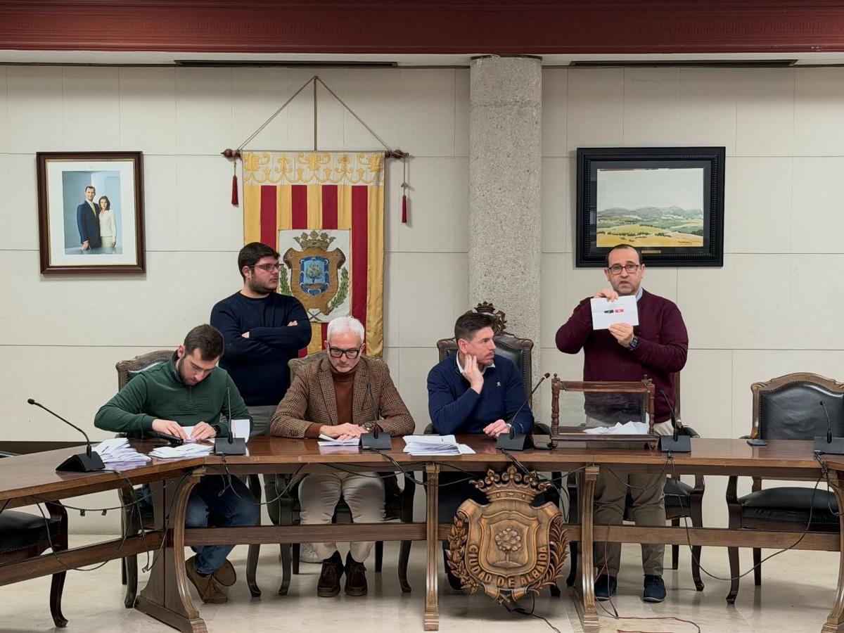 Recuento de votos de la consulta sobre la pacificación del centro de Albaida, con el alcalde, este viernes.