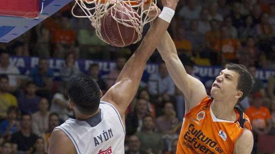 Un Valencia épico fuerza el cuarto partido ante el Madrid