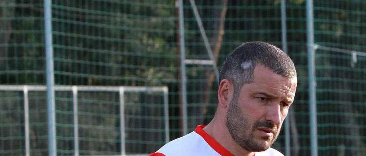 Fernando Currás, durante un entrenamiento de la UD Ourense. // Iñaki Osorio