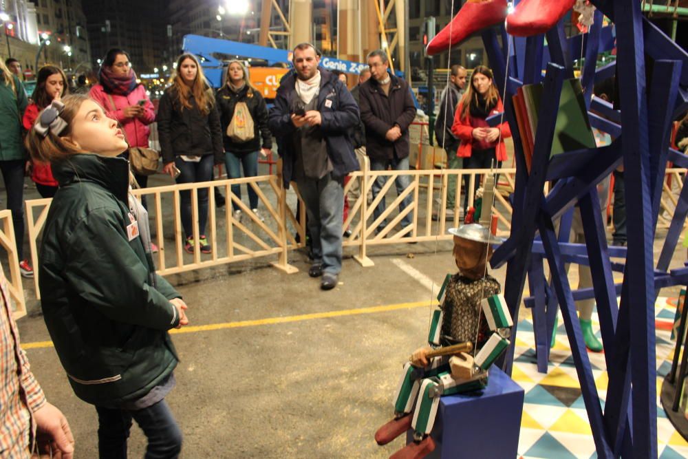 Noche de "plantà" de la falla infantil municipal