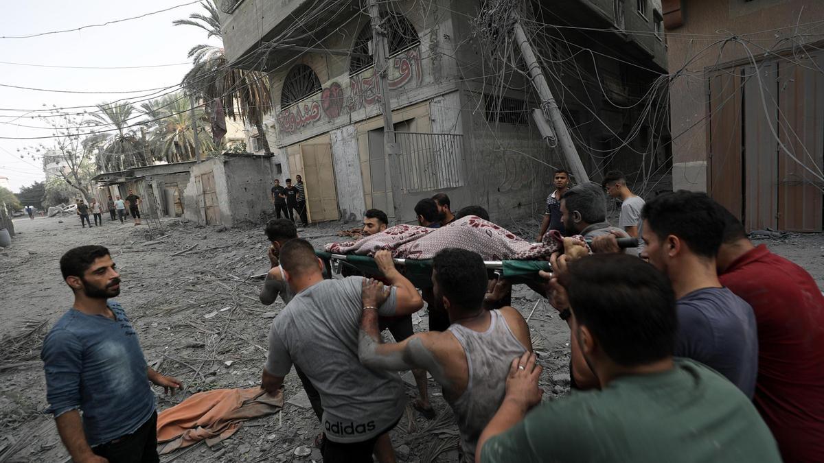 Operaciones de búsqueda tras un ataque aéreo israelí contra Gaza.