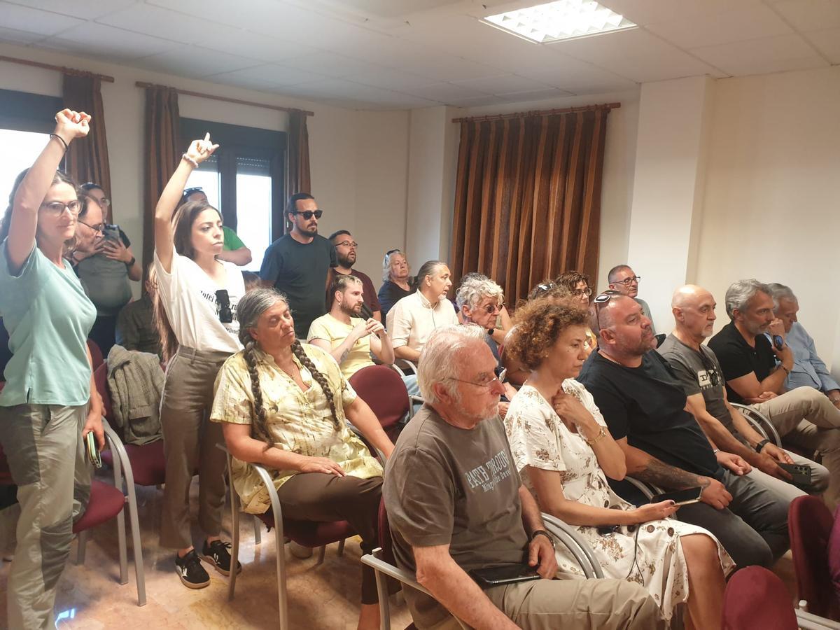 Los vecinos durante el pleno.