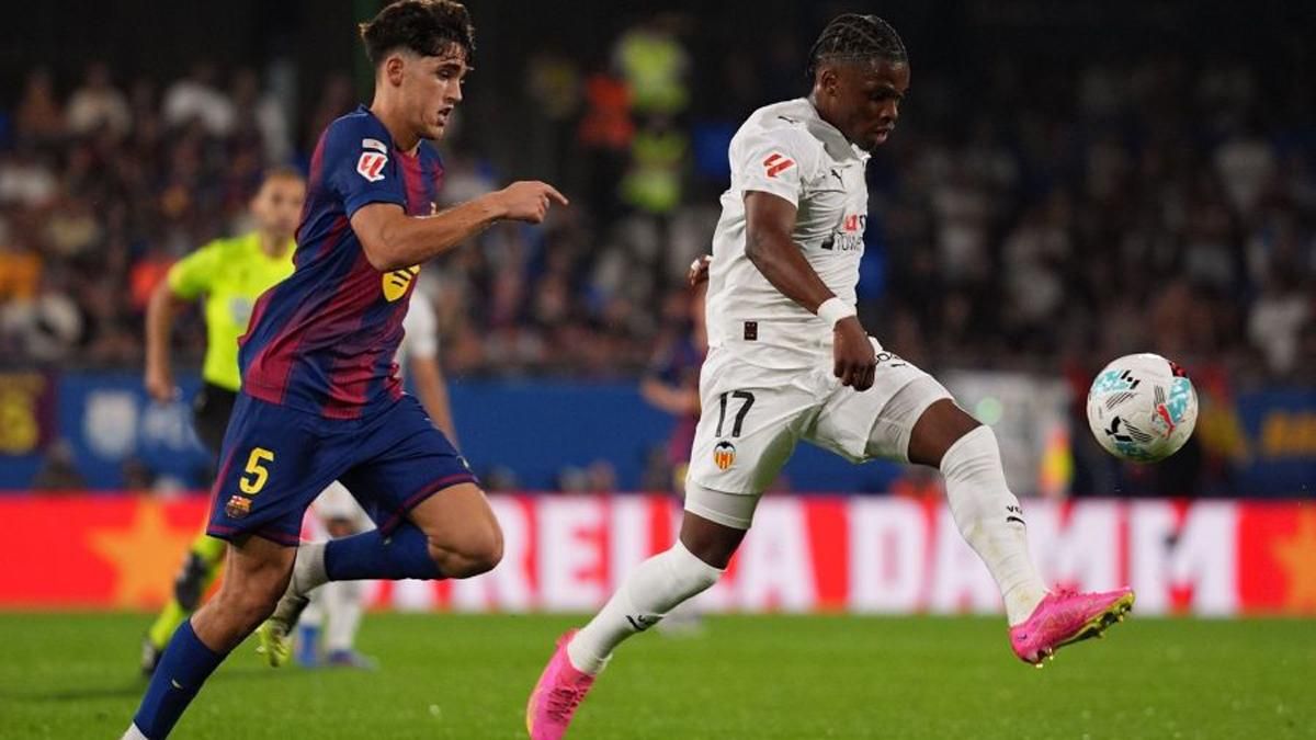 Ramazani, controlando un balón junto a Cubarsí