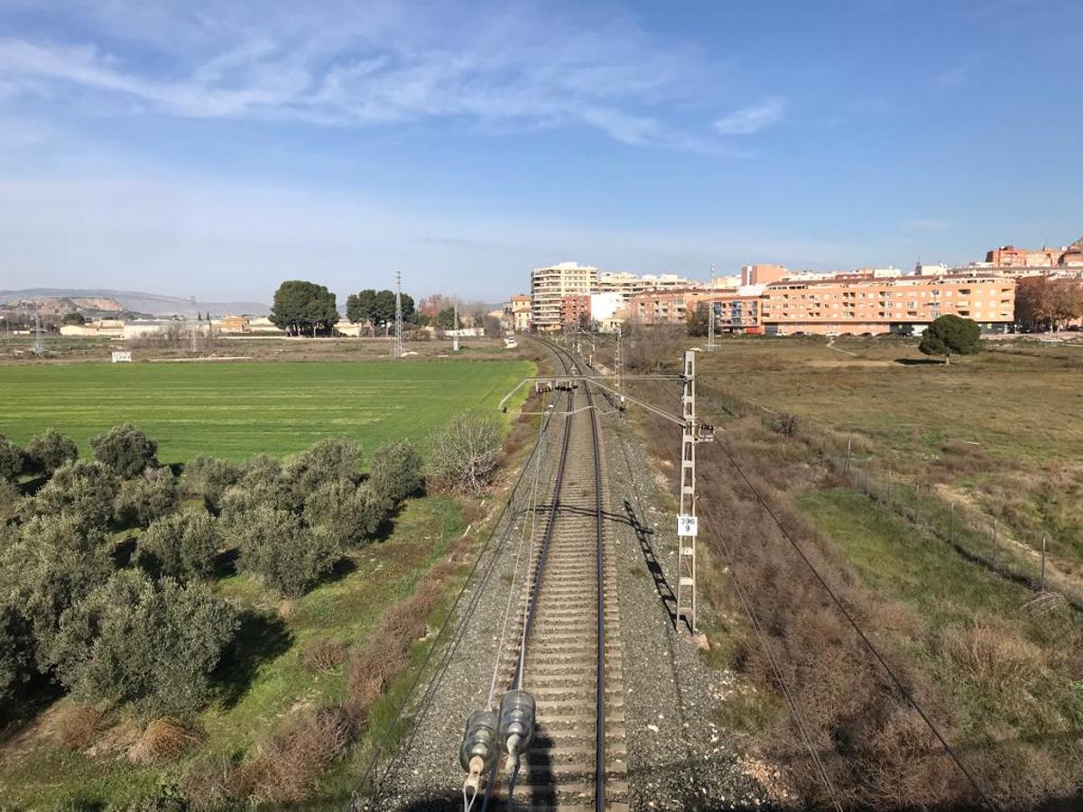 El puente elevado del camino de San Juan con la vía del ferrocarril.