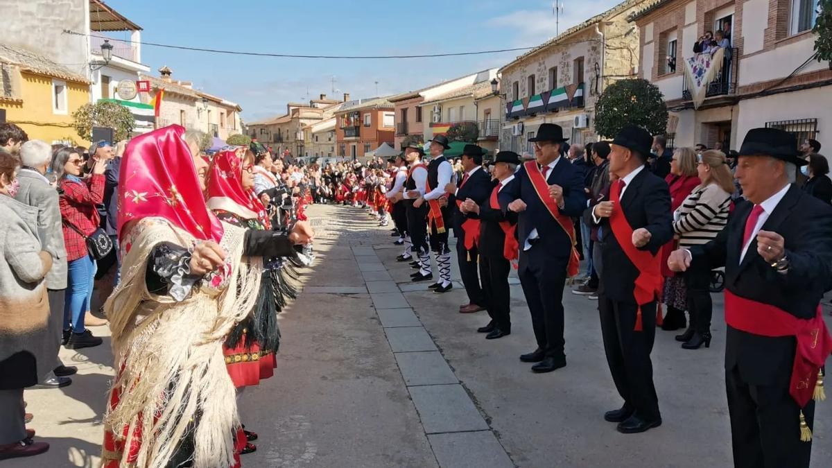Los vecinos de Villar del Pedroso se disponen a bailar el serengue en el Carnaval de Ánimas.