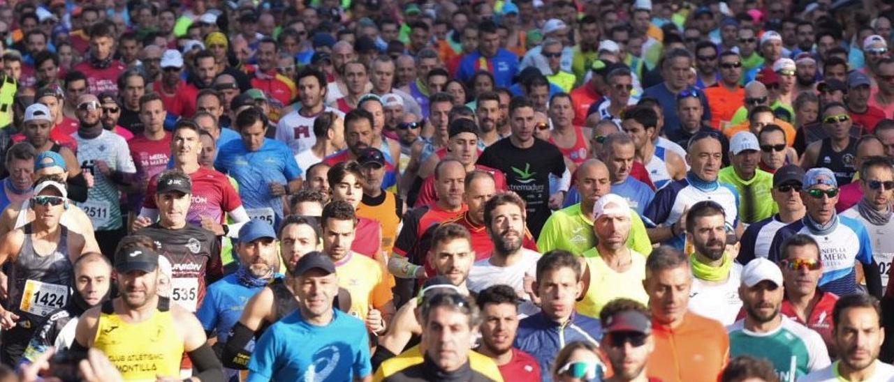 Los atletas en la 36ª edición de la Media Maratón de Córdoba en la Avenida de Vallellano.