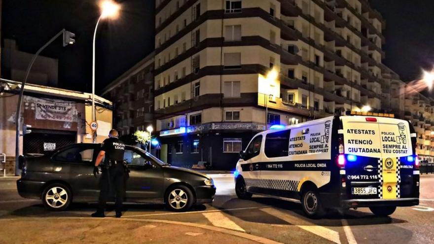 Dos vehículos de la policía de Onda, en una imagen de archivo. | LEVANTE-EMV