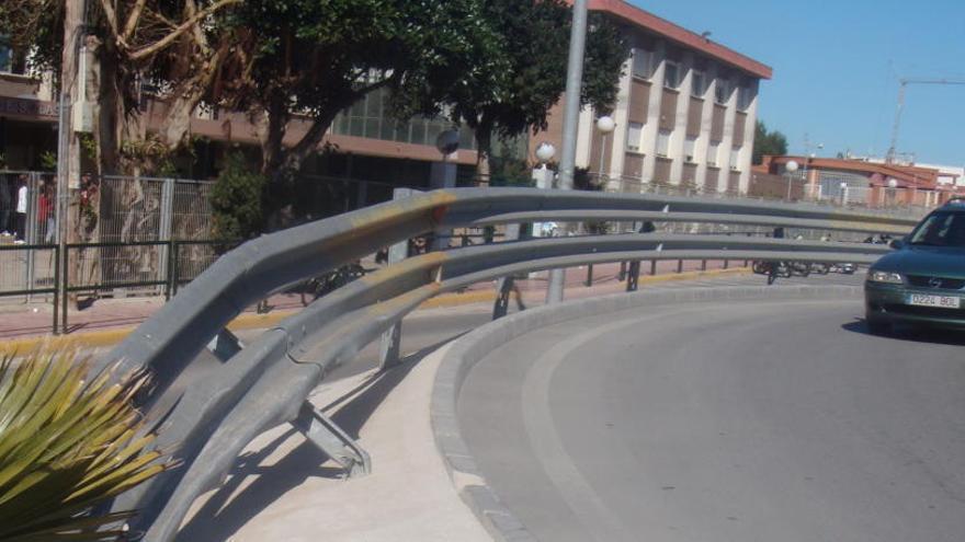 Peralte y talud de la rotonda ilegal con el carril de servicio de acceso al IES Las Lagunas
