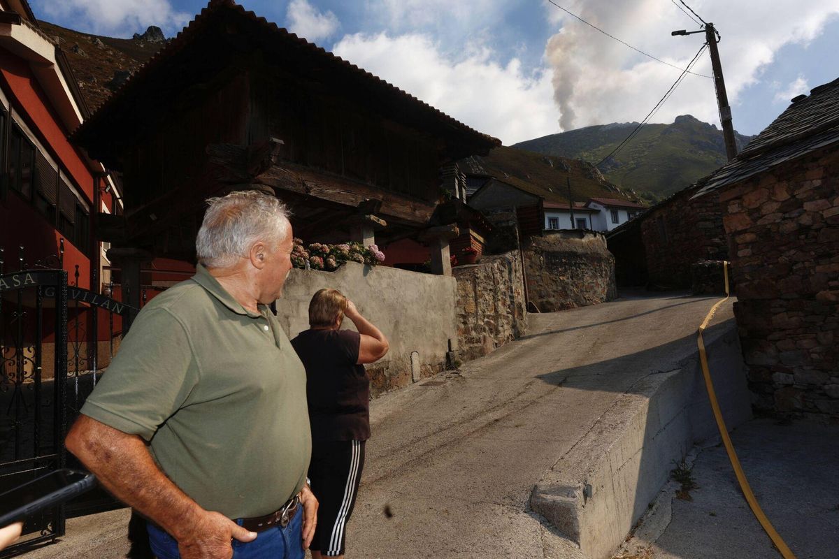 El fuego tiñe de negro los montes en Genestoso (Cangas del Narcea)