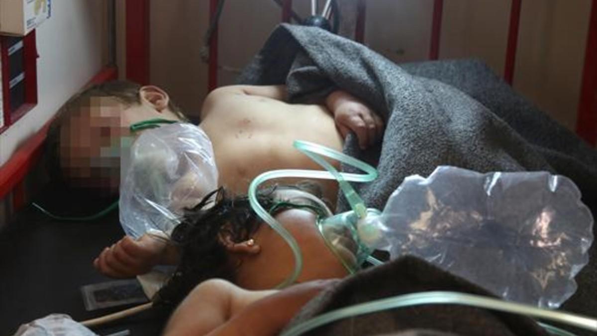 Dos niños sirios, atendidos en el hospital, después del ataque químico, ayer.