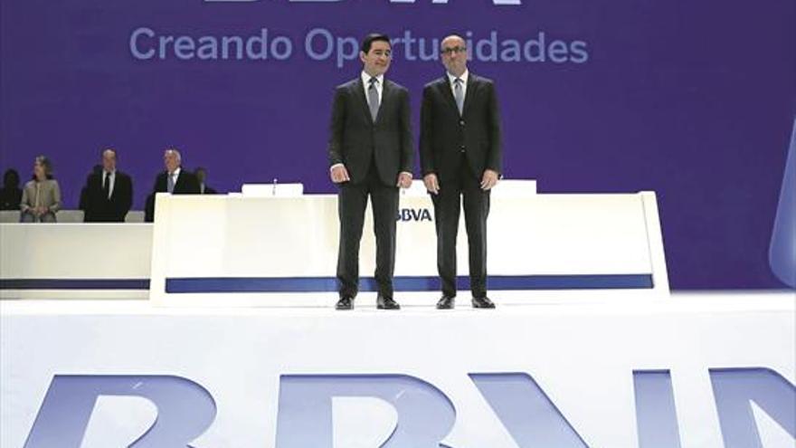 Torres salva la junta del BBVA gracias a la renuncia de González