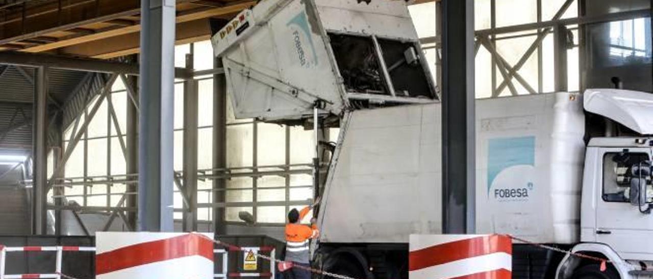 Imagen de un camión descargando basura en una planta ubicada en el municipio de Benidorm.