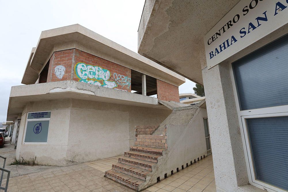 Edificios abandonados en Cala de Bou