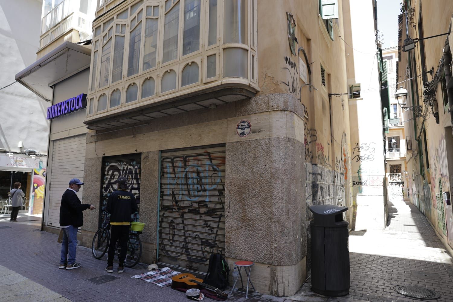 Un hombre tira a otro por la ventana de un segundo piso durante una pelea en Palma