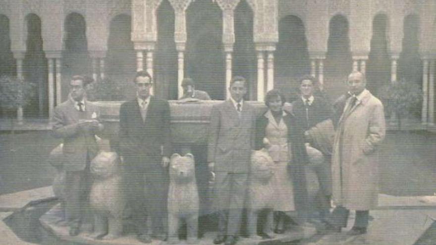 Arriba, Milagros Rey en una fotografía reciente. En el centro, la fuente de Cuatro Caminos con su diseño original. A la derecha, con su padre, Santiago Rey Pedreira. En el medio, con sus compañeros en el viaje fin de carrera y en su infancia con un atrevido bañador. Abajo a la izquierda, con arquitectos en la Alhambra. A la derecha, con su madre en su juventud. / la opinión