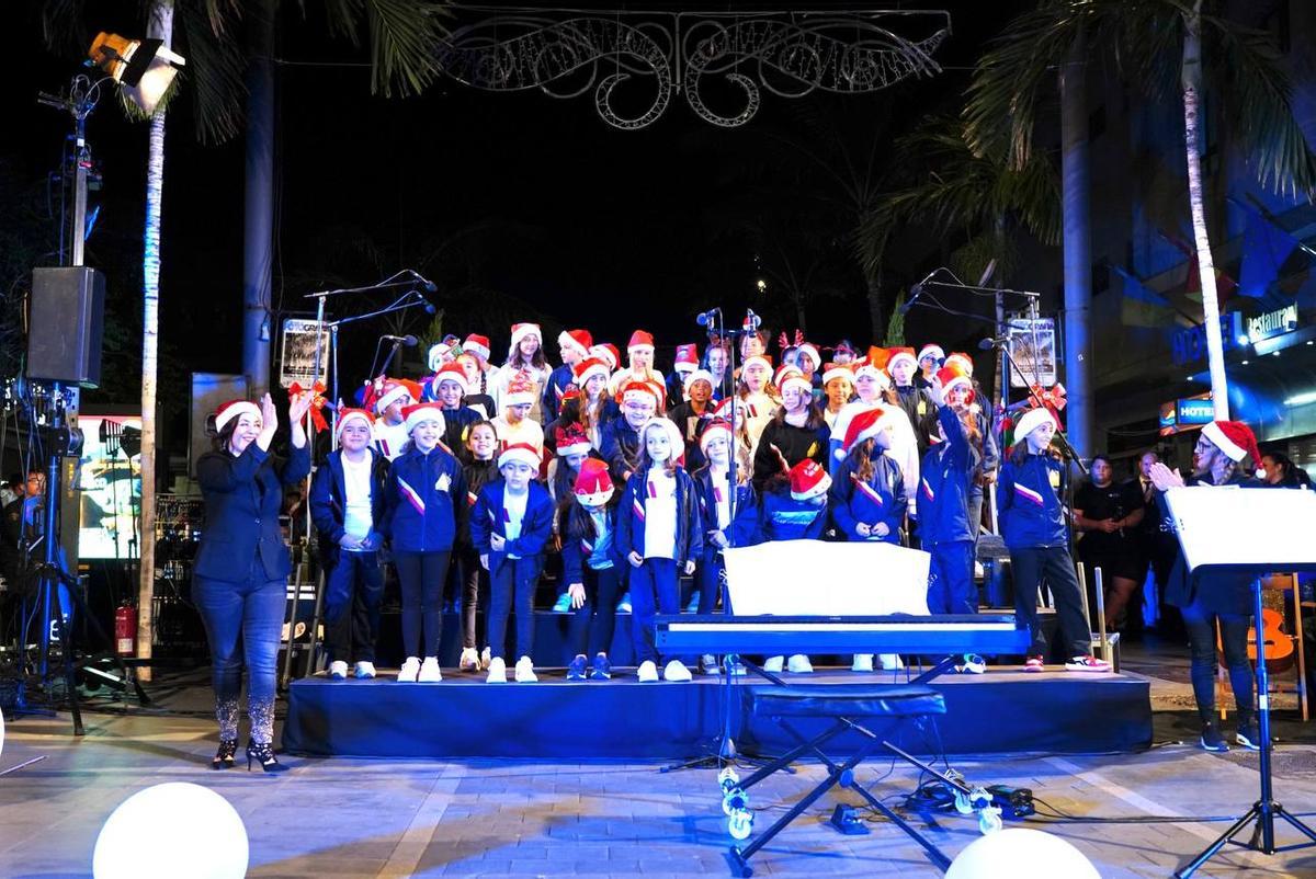 La Navidad de Santa Lucía de Tirajana se enciende con el alumbrado de la Zona Comercial Abierta.