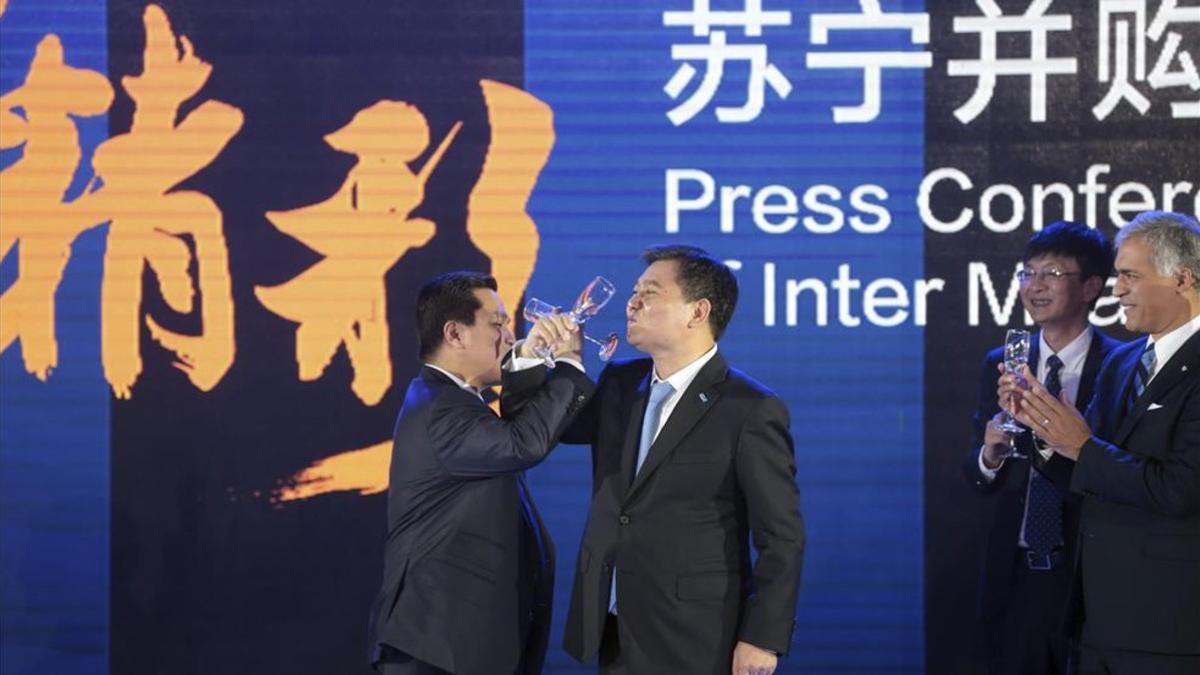 El presidente del Inter, Erick Tohir, izquierda, brinda con el presidente de Suning Holdings, Zhang Jindong