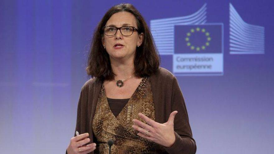 Malmström amenaza con sancionar a España por la tragedia de Ceuta