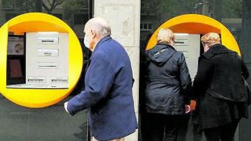 Jubilados gallegos proponen colapsar la banca sacando 100 euros cada uno en un día
