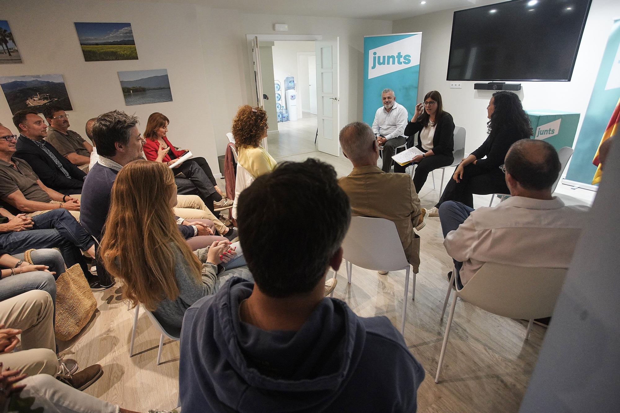 Reunió de Gemma Geis (Junts) amb els membres de la candidatura a Girona