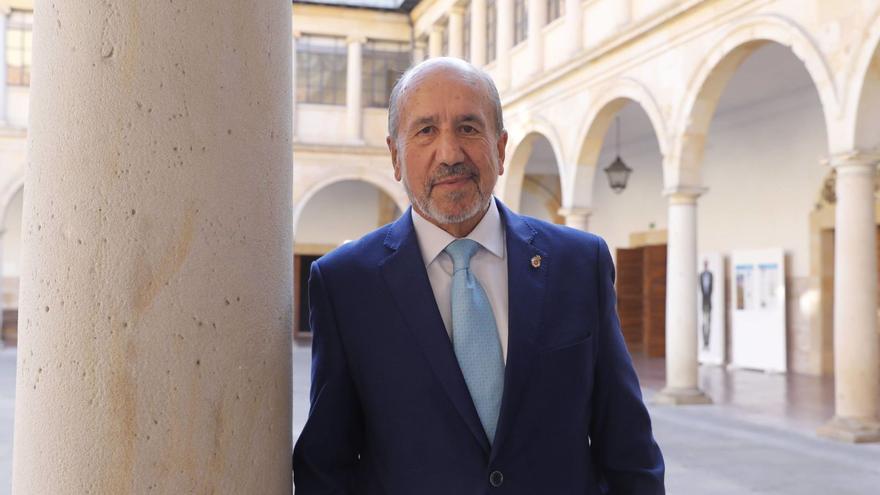 Mariano Esteban, en el claustro  del edificio histórico de la  Universidad de Oviedo. /  | FERNANDO RODRÍGUEZ