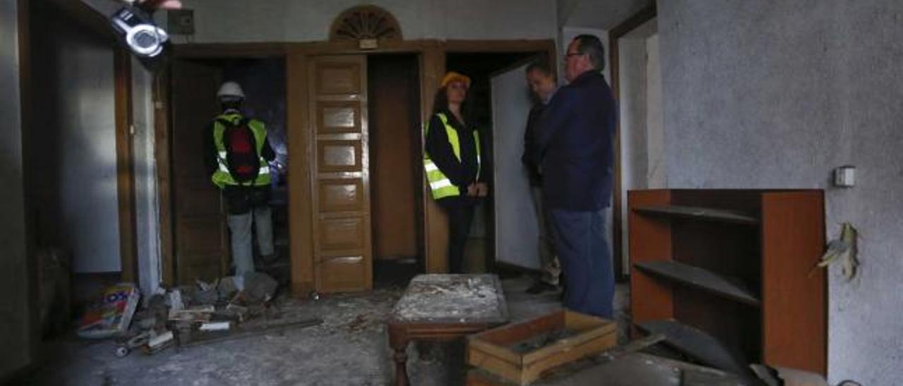 Los responsables de Cultura, ayer, entrando en el interior de la Casa de Postas.