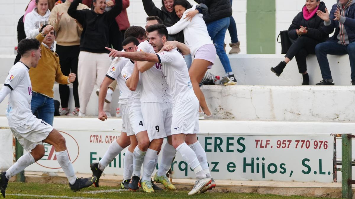 Los jugadores del Pozoblanco celebran el gol de la victoria ante el Coria en el Municipal.