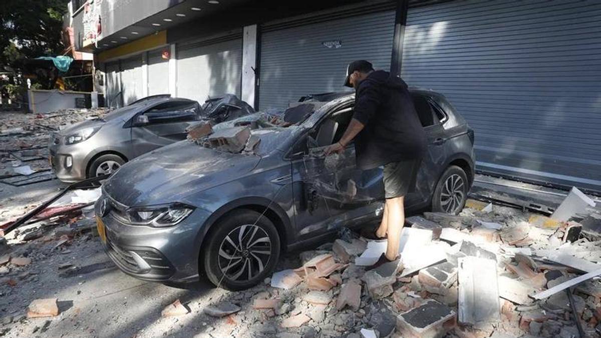 Daños en Colombia por el temblor. Coches destrozados por los cascotes