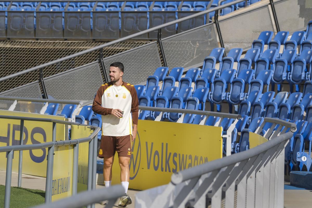 Kirian Rodríguez, ayer, con un café, no pierde detalle de la sesión de trabajo en el Gran Canaria.