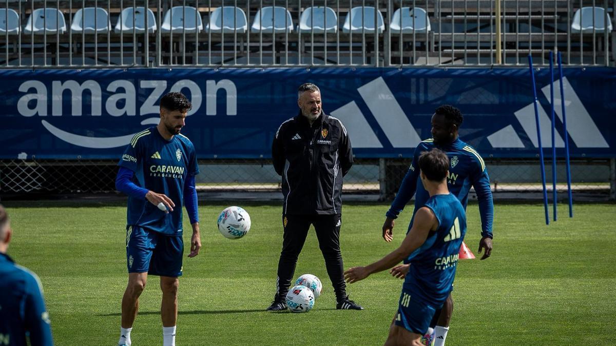 David Navarro contempla la sesión de su equipo en la Ciudad Deportiva.