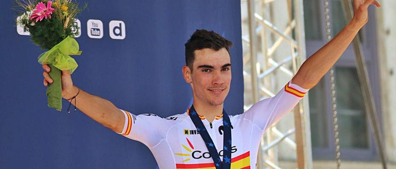 El ciclista de Xàbia Juan Ayuso, en el podio, con la medalla de bronce, ayer. | RFEC