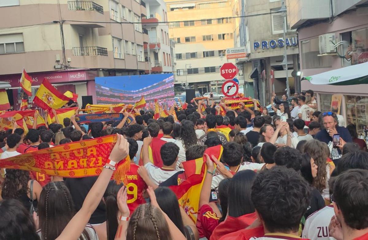 La avenida de Marín de Cangas estuvo cortada para seguir la final. | F.G.S.