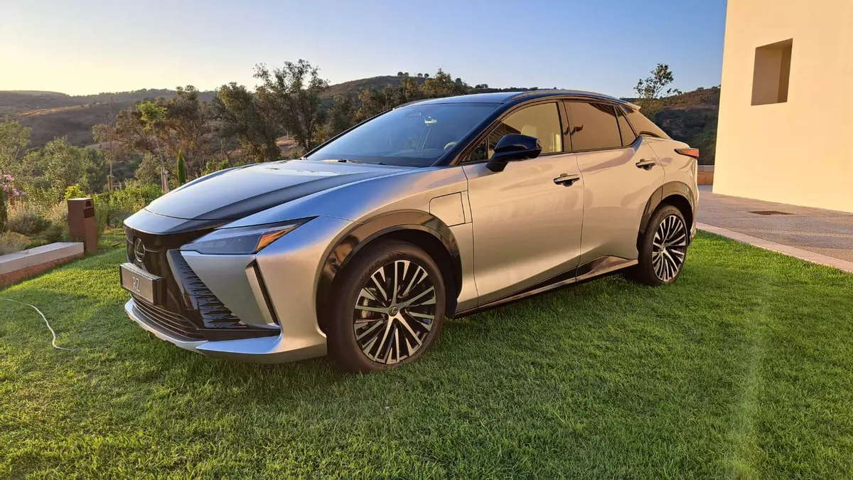 Lexus RZ: más potencia, eficiencia y deportividad