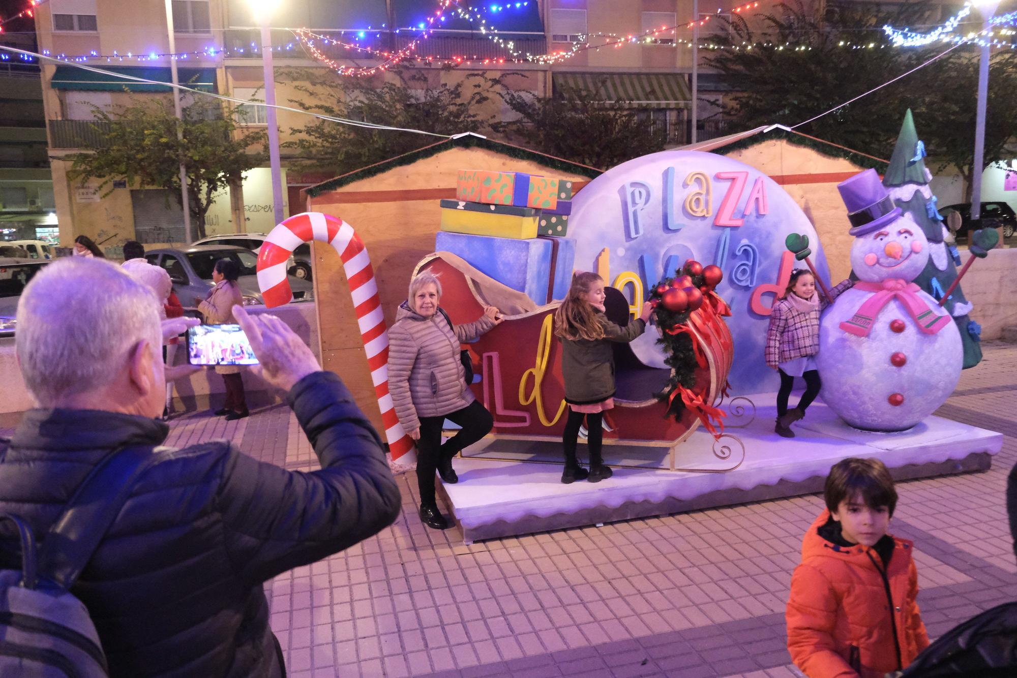 La Navidad llega a Elda con el encendido del alumbrado y la inaguración de su mercadillo navideño