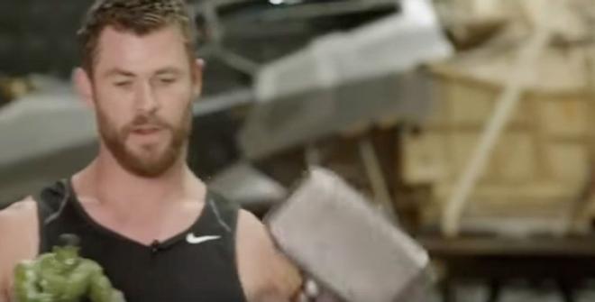 Chris Hemsworth con martillo en mano