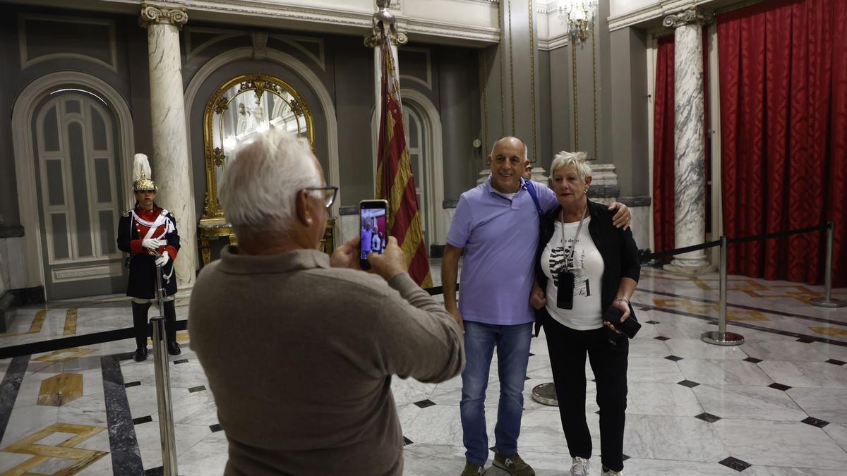 Hacerse una foto con la Senyera es un clásico de la víspera del 9 d'Octubre
