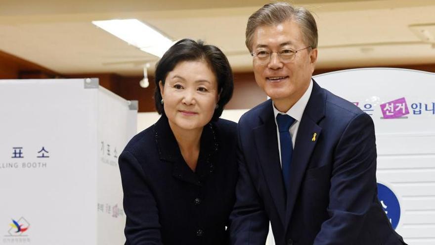 El candidato Moon Jae-in y su esposa depositan su voto.