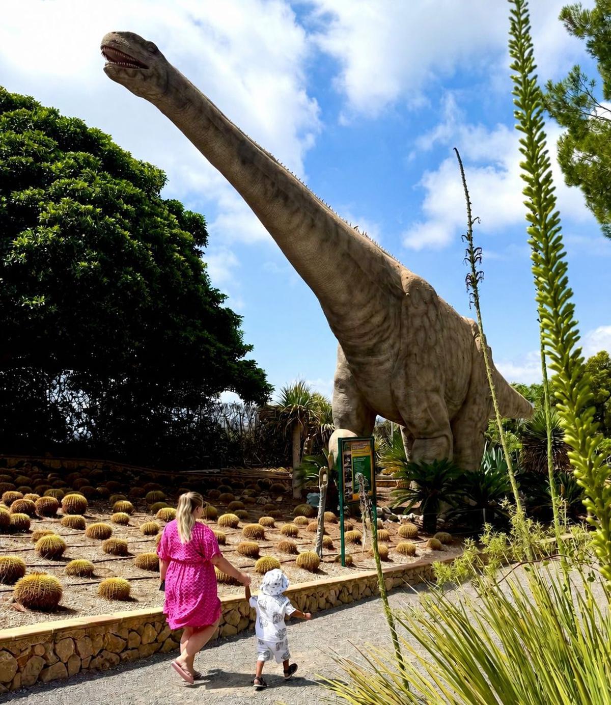 La gran estrella de la temporada es la cría de estegosaurio andante que recorre el parque y saluda a los visitantes.