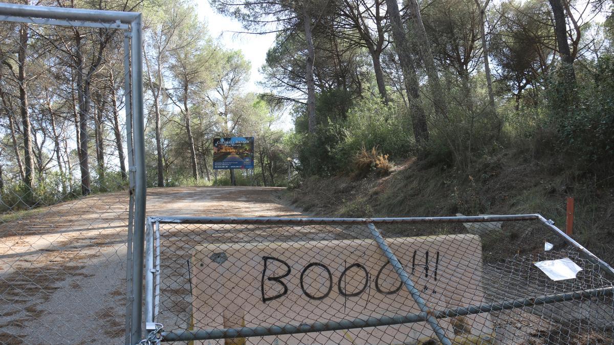 Acceso al antiguo campo de golf de Can Sant Joan