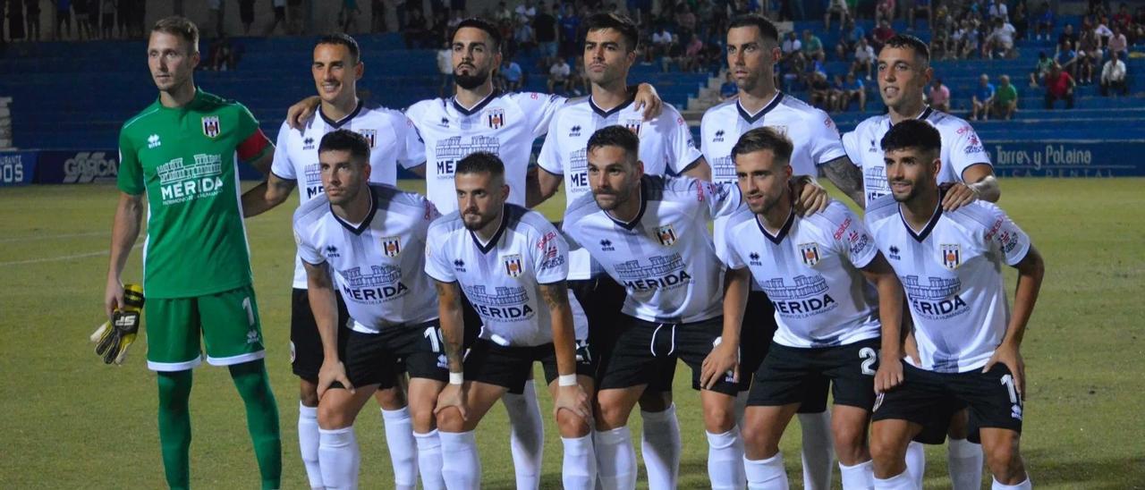 La plantilla del Mérida antes del encuentro contra el Linares en Linarejos.