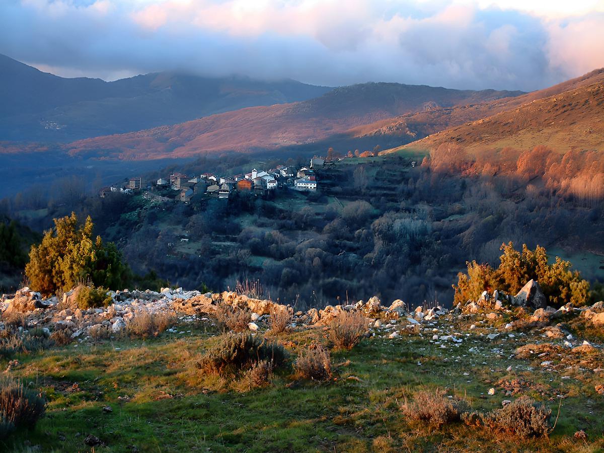 El pueblo de La Hiruela entre las montañas