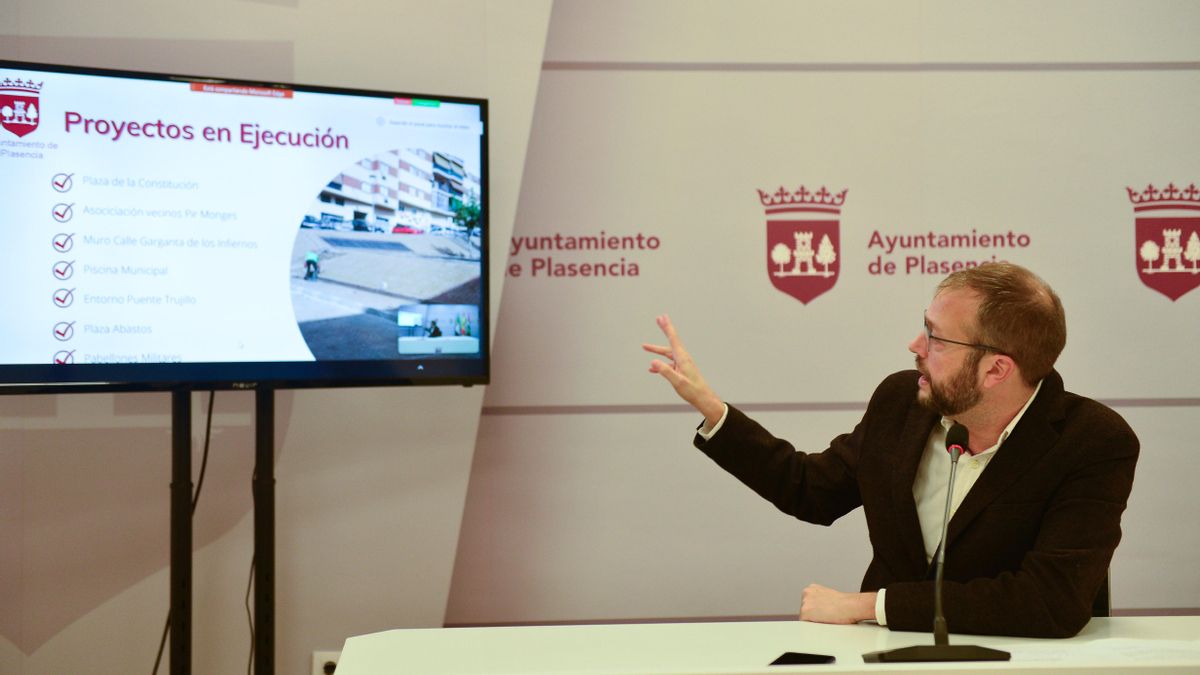 Hernández explica los proyectos en ejecución en Plasencia, que han tenido que subir de precio.
